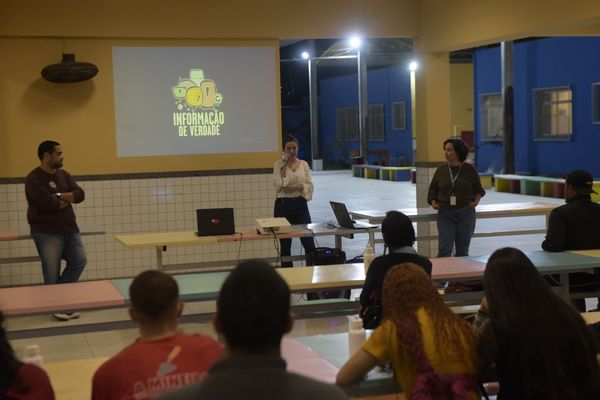 Jornalistas de A Gazeta apresentam o projeto Informação de na escola Aflordízio Carvalho por Vitor Jubini