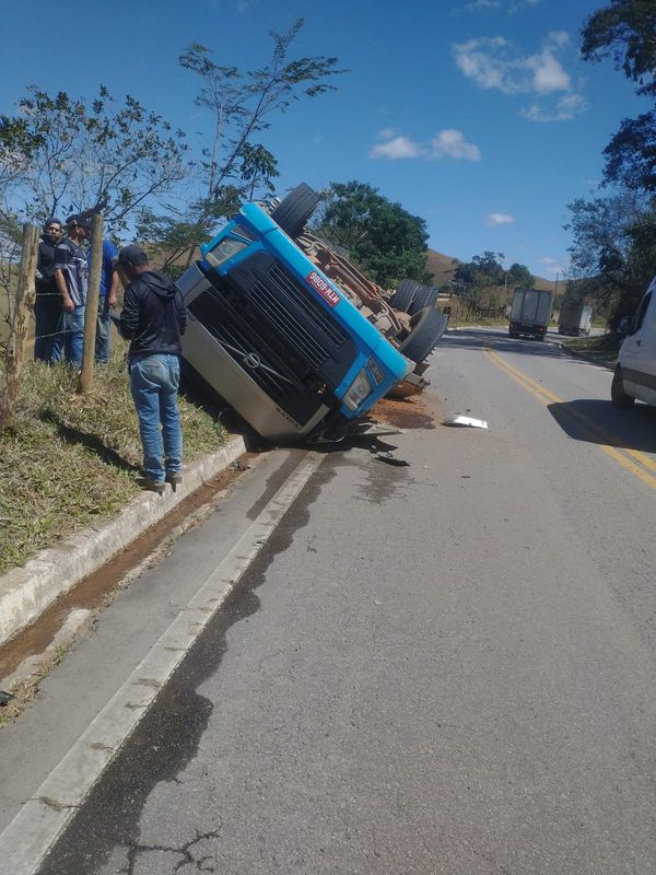 Um homem de 48 anos morreu após a carreta que ele dirigia tombar na BR 482, em Celina, distrito de Alegre por Redes sociais