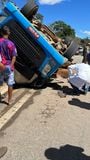 Motorista morre após carreta tombar em acidente em rodovia de Alegre(Redes sociais)