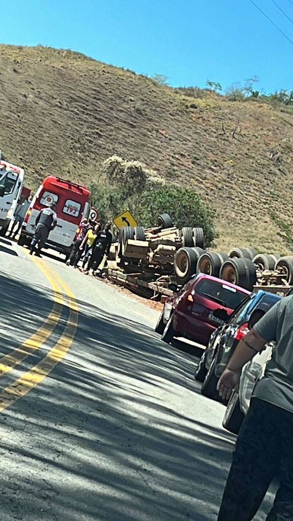 Uma das pistas ficou interditada para atendimento à ocorrência por Redes sociais