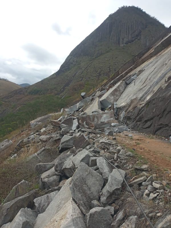 Um rolamento de pedras deixou a rodovia ES 379 km 91,300, na comunidade Pedreira em Castelo, totalmente interditada  por DER-ES