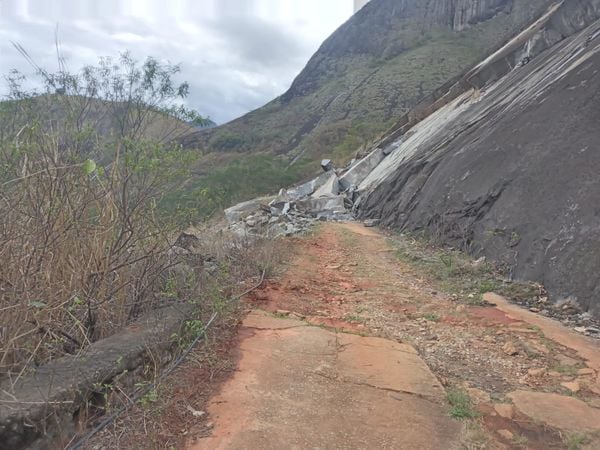 Um rolamento de pedras deixou a rodovia ES 379 km 91,300, na comunidade Pedreira em Castelo, totalmente interditada  por DER-ES