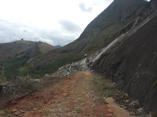 Um rolamento de pedras deixou a rodovia ES 379 km 91,300, na comunidade Pedreira em Castelo, totalmente interditada  por DER-ES