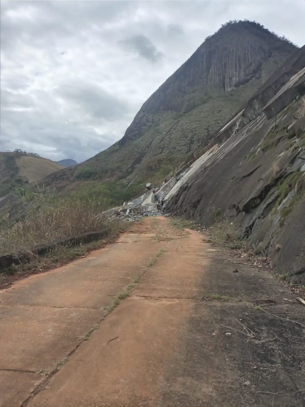 Um rolamento de pedras deixou a rodovia ES 379 km 91,300, na comunidade Pedreira em Castelo, totalmente interditada  por DER-ES