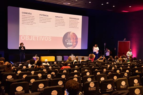 Painel de abertura do Cinemarias por Rodrigo Gavini