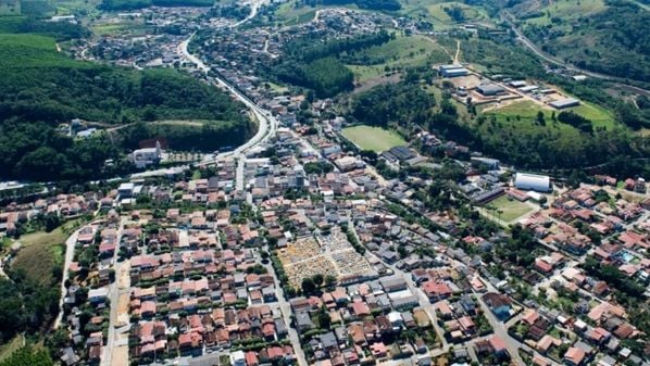 Vítima, de 15 anos, foi atingida enquanto estava no bairro Campagnaro; Polícia Militar encontrou drogas próximo ao local e ninguém foi preso até o momento