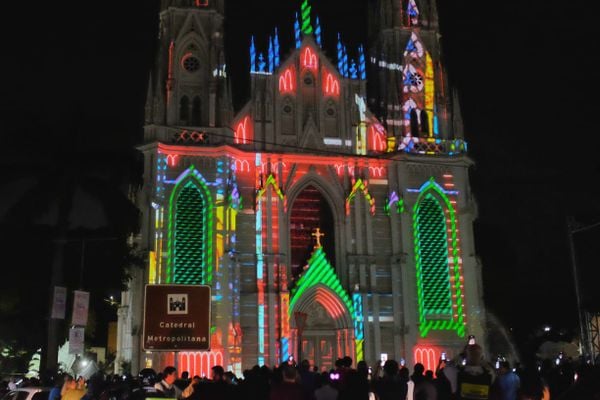 Fachada da Catedral de Vitória tem show de luzes em comemoração ao aniversário de 471 anos da Capital por Fernando Madeira