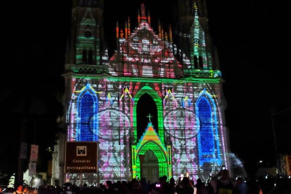 Fachada da Catedral de Vitória tem show de luzes em comemoração ao aniversário de 471 anos da Capital por Fernando Madeira