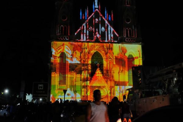 Fachada da Catedral de Vitória tem show de luzes em comemoração ao aniversário de 471 anos da Capital por Fernando Madeira