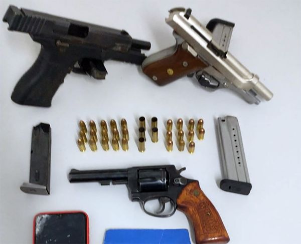 Armas e munições apreendidas após confronto na Serra