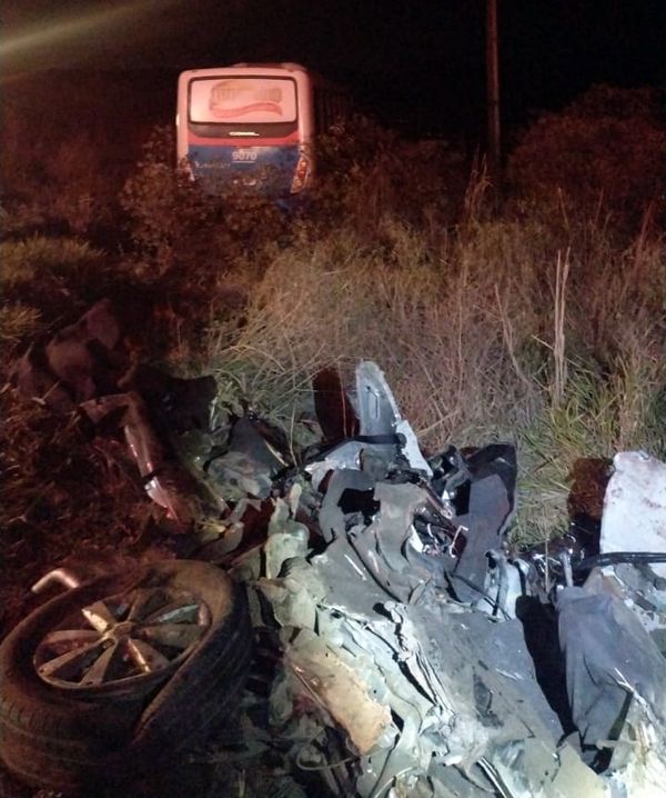 Ônibus e carro envolvidos em acidente com mortes em Aracruz