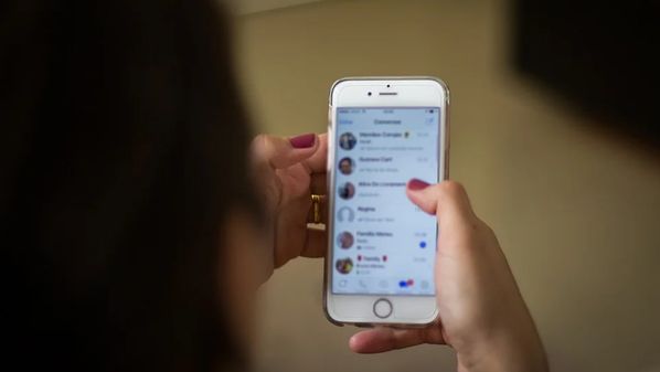 Ninguém é obrigado a estar sempre disponível. Cada um responde quando pode, ou quando quer