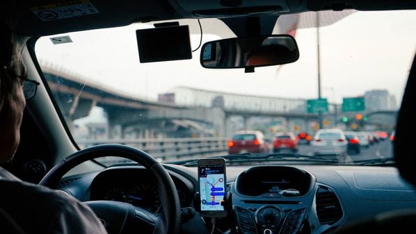 A atomização significa o efeito da “gig economy” e do novo mercado de trabalho na vida das famílias. A “uberização”, o trabalho intermitente, o “delivery” e correlatos