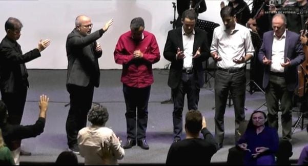 Audifax Barcelos, Lorenzo Pazolini, Davi Esmael e Renato Casagrande recebem orações na Primeira Igreja Batista de Vitória
