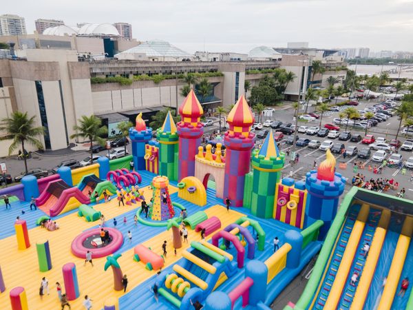 Em uma área de 2.500m², o Jump Around tem escorregadores gigantes, pula-pulas, estruturas de escalada e pistas de obstáculos