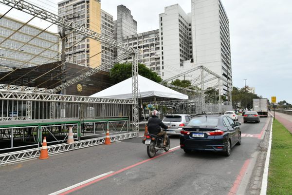 Estruturas metálicas montadas na Avenida Beira-Mar, em Vitória, nesta segunda (5)