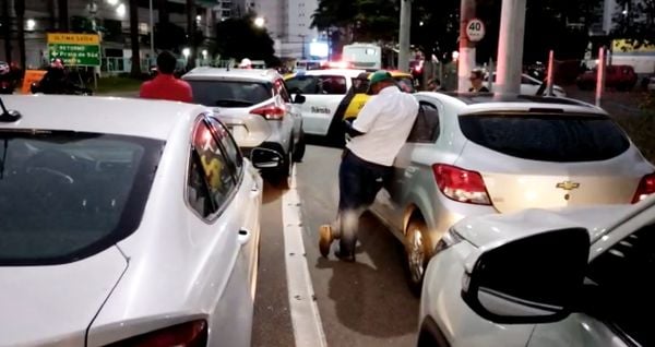 Trânsito interditado na Terceira Ponte devido a protesto de trabalhadores da saúde
