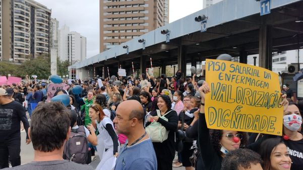 Vitória tem ato contra a suspensão do piso salarial da enfermagem por Carlos Alberto