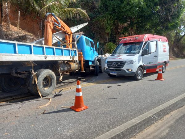 Duas pessoas morrem em acidente entre carro e caminhão em Alegre