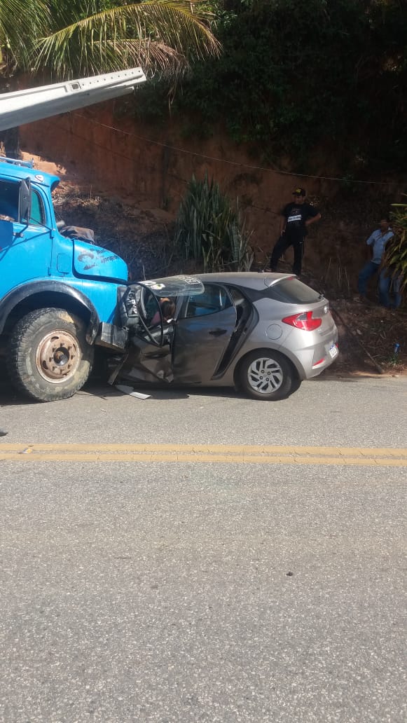A colisão foi entre um carro e um caminhão no distrito de Rive, em Alegre por Redes sociais