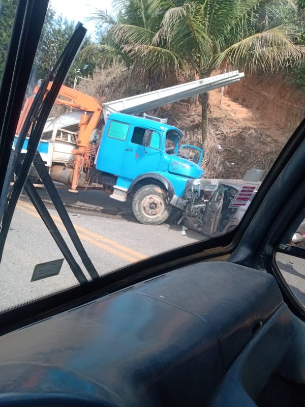 A colisão foi entre um carro e um caminhão no distrito de Rive, em Alegre por Redes sociais