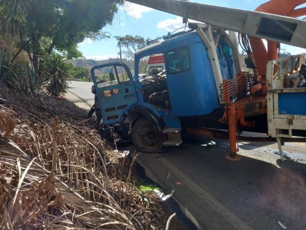 A colisão foi entre um carro e um caminhão no distrito de Rive, em Alegre por Redes sociais