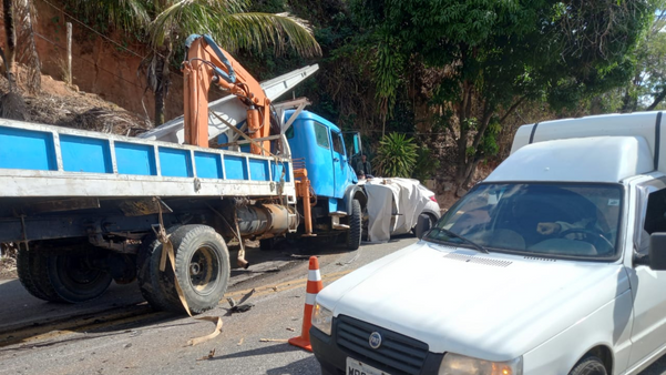 A colisão foi entre um carro e um caminhão no distrito de Rive, em Alegre por Redes sociais