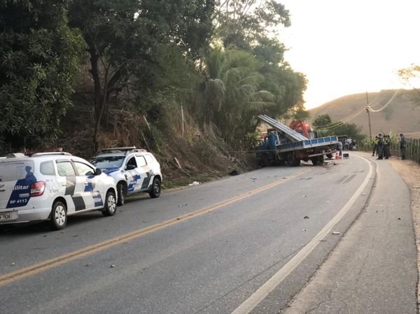 A colisão aconteceu na BR 482, estrada que liga o distrito de Rive, em Alegre, ao município de Jerônimo Monteiro por Thomaz Albano