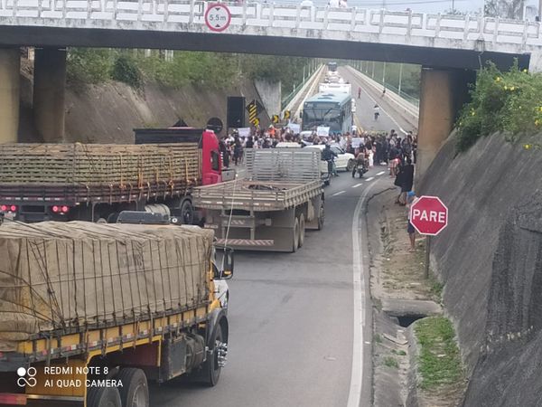  Em Linhares, na BR 101, ocorre uma manifestação de enfermeiros com interdição de rodovia por Divulgação \ PM