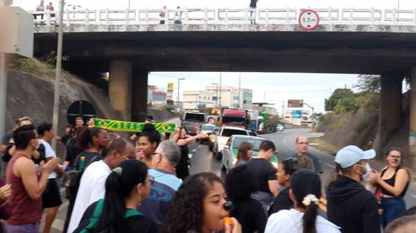  Em Linhares, na BR 101, ocorre uma manifestação de enfermeiros com interdição de rodovia por Redes sociais