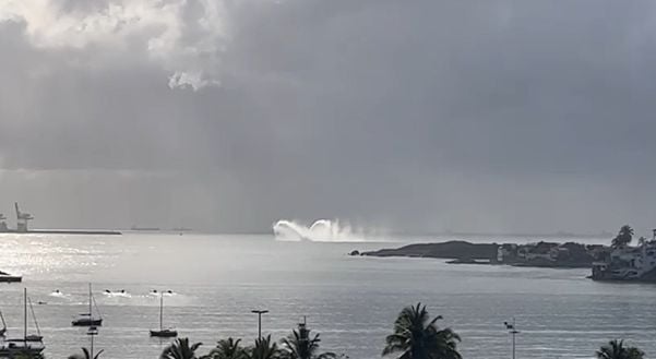 No meio da calmaria marítima nas primeira horas da manhã do feriado de Independência do Brasil, o vídeo mostra a embarcação jorrando água