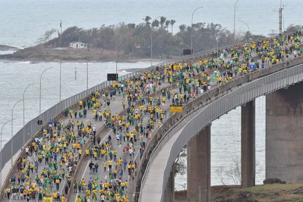 Manifestantes atravessam a Terceira Ponte no dia 7 de setembro por Fernando Madeira