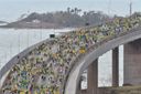 Manifestantes atravessam a Terceira Ponte para protesto dos 200 anos da Independência do Brasil(Fernando Madeira)