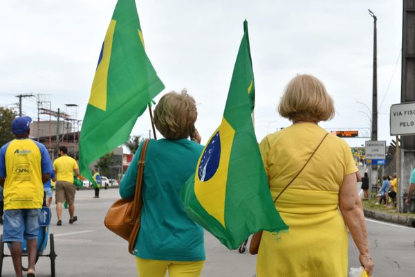 Idosas atravessam juntas a Terceira Ponte para participar de manifestação por Fernando Madeira