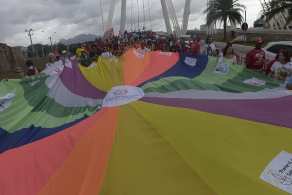 Manifestantes do Grito dos Excluídos atravessam a Ponte da Passagem por Vitor Jubini