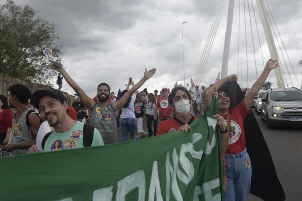 Manifestantes do Grito dos Excluídos atravessam a Ponte da Passagem por Vitor Jubini