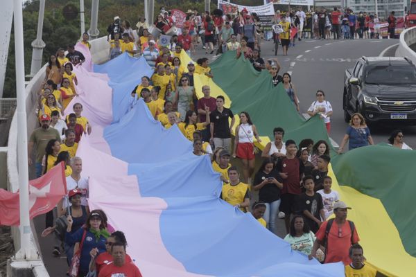 Manifestantes do Grito dos Excluídos atravessam a Ponte da Passagem por Vitor Jubini