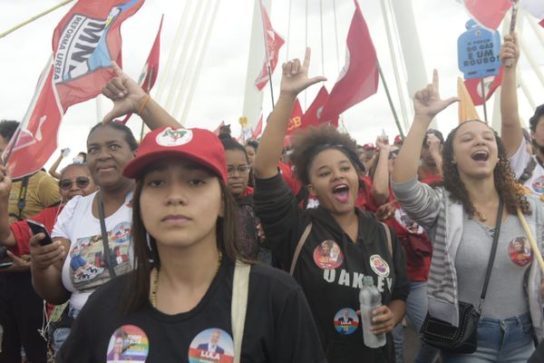 Manifestantes do Grito dos Excluídos atravessam a Ponte da Passagem por Vitor Jubini