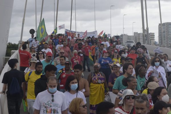 Manifestantes do Grito dos Excluídos atravessam a Ponte da Passagem por Vitor Jubini