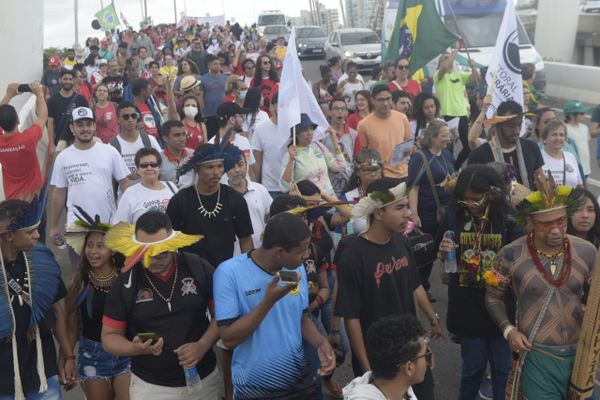 Manifestantes do Grito dos Excluídos atravessam a Ponte da Passagem por Vitor Jubini