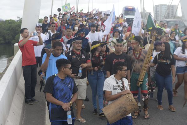 Manifestantes do Grito dos Excluídos atravessam a Ponte da Passagem por Vitor Jubini