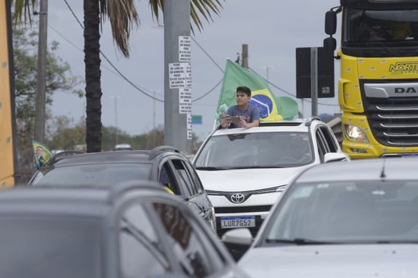 Manifestantes pró-Bolsonaro fazem carreata pela Segunda Ponte por Vitor Jubini