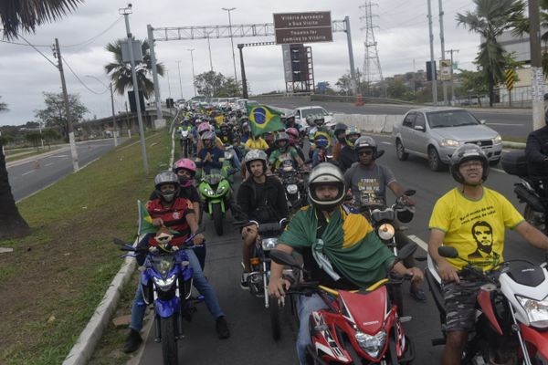 Manifestantes pró-Bolsonaro fazem carreata pela Segunda Ponte por Vitor Jubini