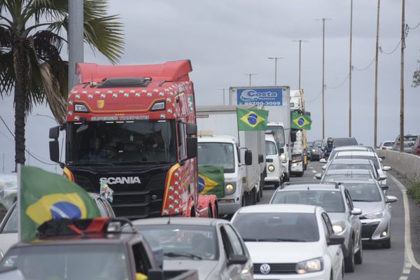 Manifestantes pró-Bolsonaro fazem carreata pela Segunda Ponte por Vitor Jubini