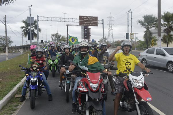 Manifestantes pró-Bolsonaro fazem carreata pela Segunda Ponte por Vitor Jubini