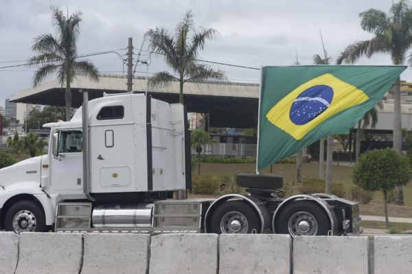Manifestantes pró-Bolsonaro fazem carreata pela Segunda Ponte por Vitor Jubini