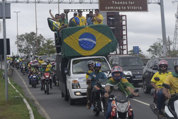 Manifestantes pró-Bolsonaro fazem carreata pela Segunda Ponte por Vitor Jubini