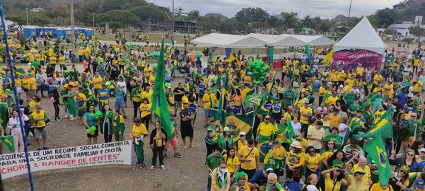 Cartaz levado por apoiadores de Bolsonaro à Praça do Papa traz críticas ao comunismo