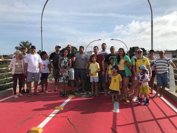 Moradores do bairro Palmital, em Linhares, protestam contra motociclistas na passarela
