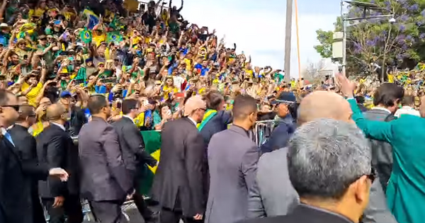 Presidente Jair Bolsonaro acena para manifestantes que acompanhavam desfile em Brasília